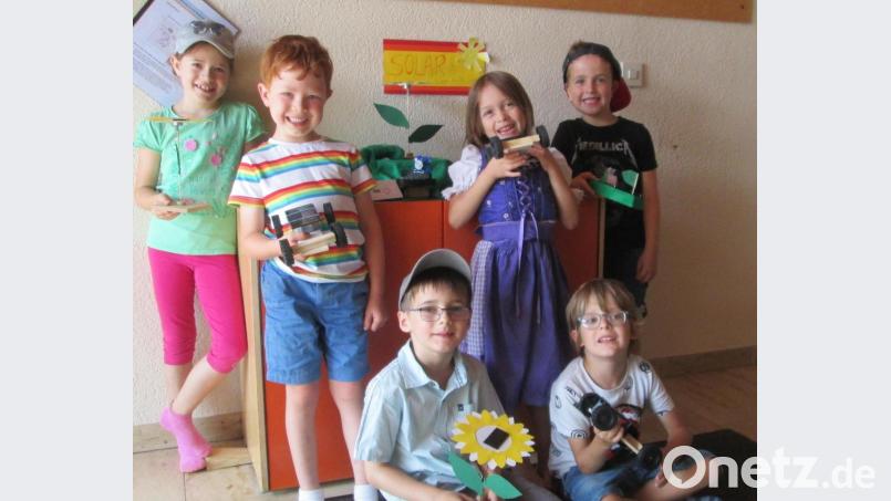 Stolz zeigen die Vorschulkinder ihre Werkstücke. Bild: bk