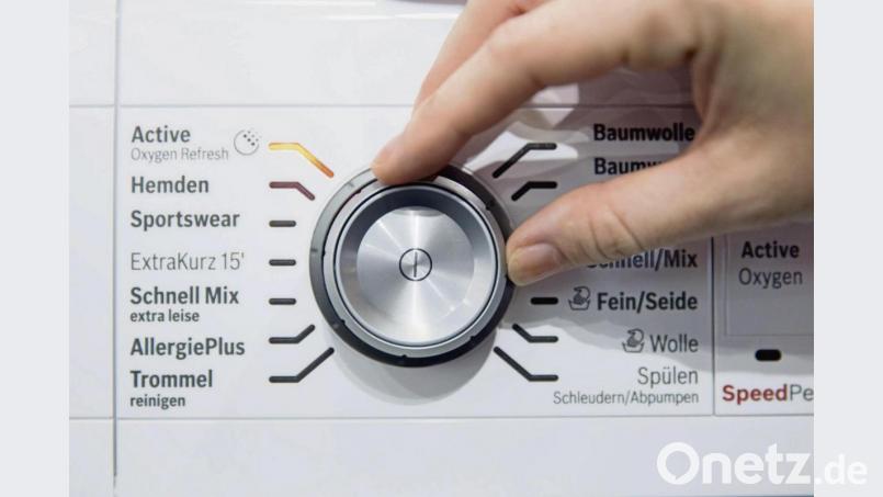 Ein Programm extra für Hemden, eines für Sportkleidung und auch einen besonderen Hygienespülgang für Allergiker: Moderne Waschmaschinen bieten teils spannende Sonderfunktionen. Bild: Florian Schuh/dpa