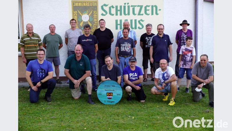 Das Jubiläumsschießen erlaubte es der Krieger- und Soldatenkameradschaft, sich wieder einmal zu treffen. Der Sieger war Reiner Reichenberger (mit Ehrenscheibe), links neben ihm Zweiter Roland Schäffler und rechts Dritter Jürgen Heinz. Bild: bkr