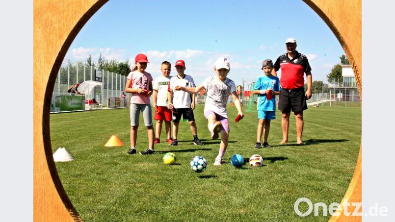 Spiel und Spaß im Ferienprogramm auf dem neuen Sportplatz in Pirk. Immer wieder beliebt ist das Torwandschießen. Bild: zer