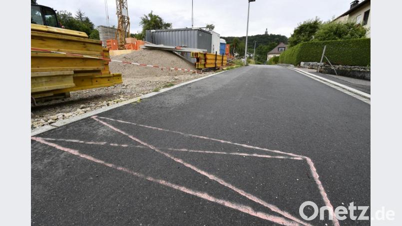 Eine farbige Markierung in der Mitte der Dostlerstraße ist inzwischen die letzte sichtbare Erinnerung an die Mauerbau-Pläne. Sie zeigt den vermuteten Standort des Pflanztrogs an. Bild: Petra Hartl
