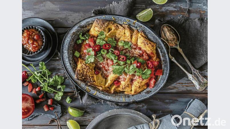 Enchiladas werden gefüllt, eingerollt, mit einer würzigen Tomatensoße übergossen und mit Käse überbacken. Tanja Dusy nennt sie „Rundum-Sorglos-Pakete“, die nicht gerade für die schlanke Linie gedacht sind. Bild: Tina Bumann/EMF/dpa