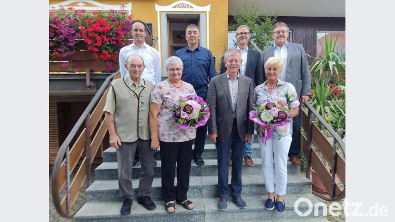 Die Sigl-Sigras-Gruppe würdigt den Einsatz (vorne, von links) ihres ehemaligen Vorsitzenden Andreas Lindner mit Ehefrau Lydia und Geschäftsführers Helmuth Wolf mit Ehefrau Eva, denen (hinten, von rechts) Bürgermeister Hans-Jürgen Strehl, Vorsitzender Peter Gradl, Geschäftsführer Andreas Kredler und Bürgermeister Hans-Martin Schertl danken. Bild: gru