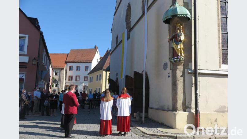 Stadtpfarrer Thomas Kraus segnete die restaurierte Holzmadonna am Westgiebel der Stadtpfarrkirche. Bild: jzk