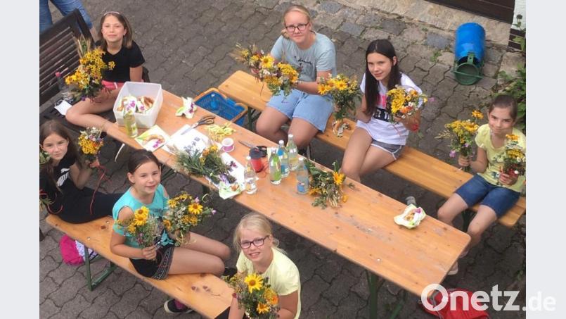 Mit dem Binden von Kräuterbuschen beteiligte sich die Katholische Arbeitnehmerbewegung Riglasreuth am Ferienprogramm der Gemeinde Neusorg. Bild: öt