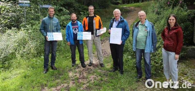 Auf dem Bild (von links) Revierförster Carsten Klöble, vom Mountainbike-Club Wolfgang Beer und Franz Kühn, Bürgermeister Johannes Reger, der Geschäftsführer des Naturparks Steinwald Ernst Tippmann und Tourismusfachkraft Nina Lang von der Steinwald-Allianz. Bild: njn