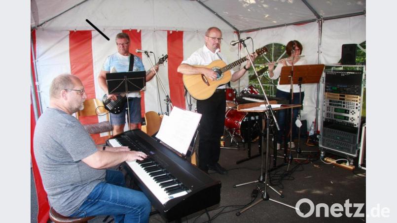 Unter der Leitung von Chor- und Bandleiter Werner Frisch erklangen neue geistliche Lieder. Bild: wro
