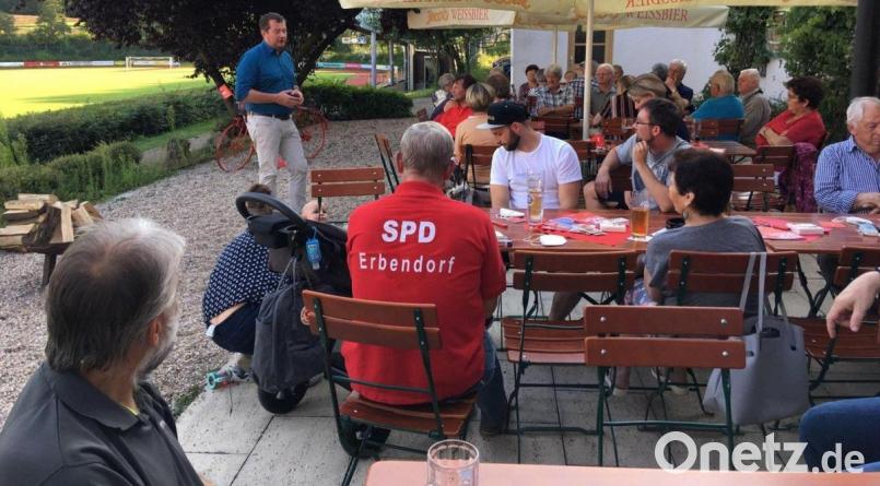 Uli Grötsch diskutiert mit den Gästen über das SPD-Zukunftsprogramm. Bild: Michael Thomas/SPD Erbendorf-Wildenreuth/exb
