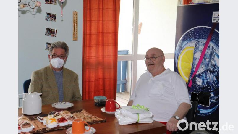 Dritter Bürgermeister Hans Klupp (links) besuchte Klaus Thomé in der Seniorenresidenz und überbrachte die Glückwünsche der Gemeinde. Bild: flt