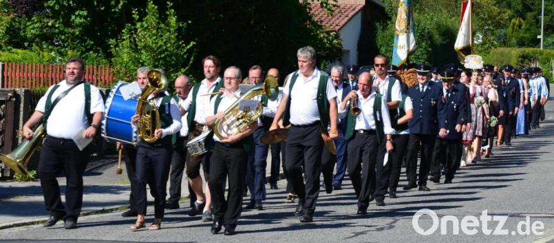 Bei der 150-Jahr-Feier gehen die Mitglieder der Feuerwehr Ensdorf und ihre Gäste im Kirchenzug vom Gerätehaus zum Ehrenmal. Bild: egr
