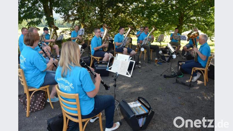 Zum zweiten Mal in diesem Jahr trafen sich die Musiker der Ernestgrüner Blaskapelle zu einer öffentlichen Probe. Das 16-köpfige Ensemble unterhielt im Biergarten des Gasthofs „Zum Tillenblick“ die Besucher. Die Leitung lag bei Klaus Rustler (rechts). Bild: jr