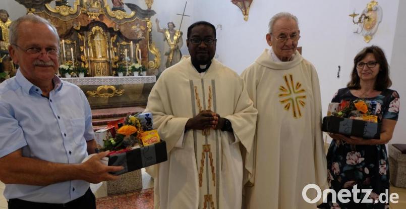 Kirchenpfleger Josef Rosner (links) und die Sprecherin des Pfarrgemeinderates Elisabeth Lehner (rechts) drückten ihre Glück- und Segenswünsche an Pfarrer Temple (Zweiter von links) und Pater Leo (Zweiter von rechts) mit Geschenkkörbchen aus. Bild: le