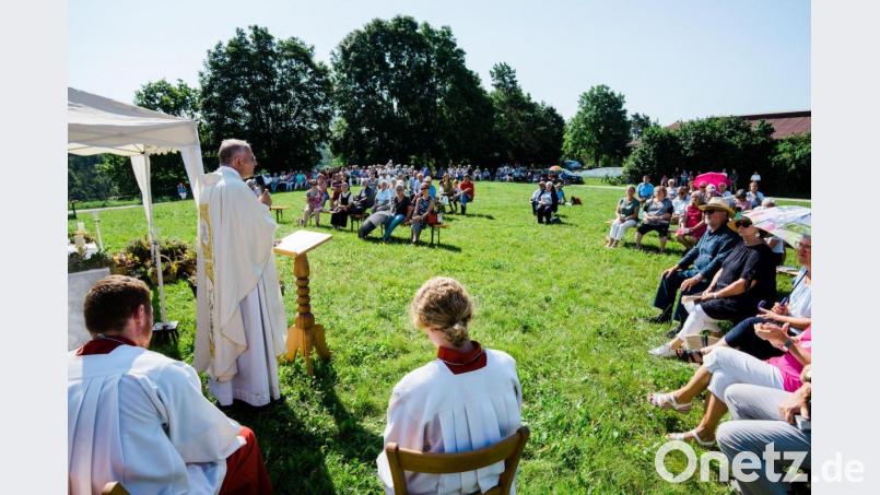 Der Ortsgeistliche Roland Klein feiert den Gottesdienst zum Patrozinium in Heldmannsberg. Bild: Roland Klein/exb