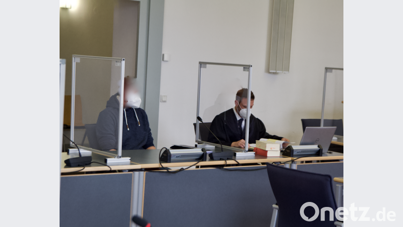 Verteidiger Philipp Janson (rechts) sieht zumindest in Teilen Zweifel an der Täterschaft seines Mandanten. Bild: Michael Bothner