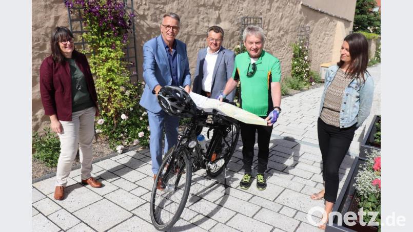 Bürgermeister Franz Stahl (Zweiter von linkis.), Stadtmarketingverein-Vorsitzender Dr. Maximilian Schön (Mitte), Tourist-Info-Leiterin Stefanie Süß (rechts), Radl-Guide Gerd Richter (Zweiter von rechts2) und Tourist-Info-Mitarbeiterin Petra Römer (links) freuen sich über die neue Begleitkarte. Bild: Stadt Tirschenreuth/exb