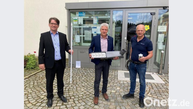 Markus Windisch (Bayernwerk) mit LED-Röhre, Bürgermeister Robert Lindner mit der neuesten Lampengeneration, Gerhard Schmerber (Bayernwerk) mit LED-Leuchtmittel für die Nostalgielampen (von links). Bild: Bayernwerk/exb