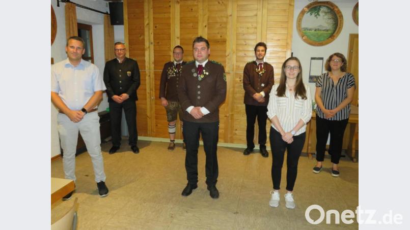 Dritter Bürgermeister Christian Schramek und Roman Sparrer (von links) vom Oberpfälzer Nordgau ermutigten den neu gewählten Vorstand um Christian Reichl (Dritter von rechts). Bild: adj