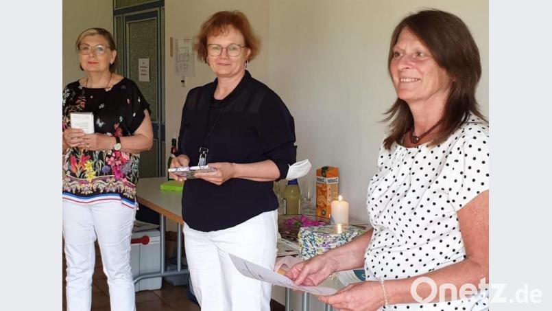 Gisela Pöhler, Monika Kagerer und Michaela Koller (von links) übergaben die Zertifikate. Bild: Sybille Huber/exb