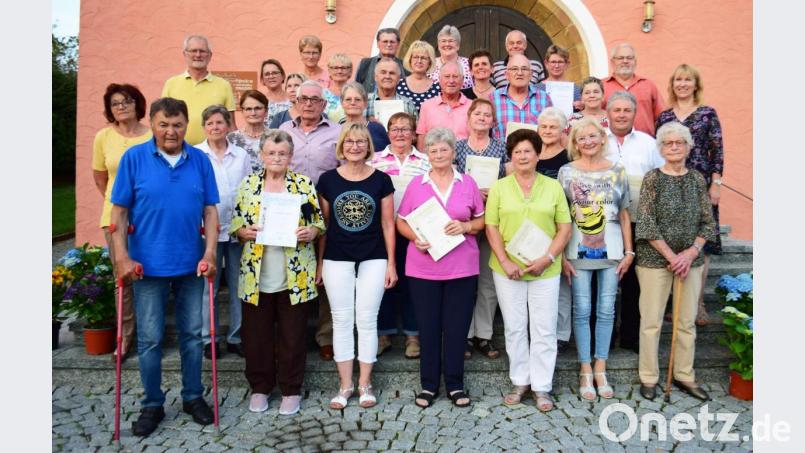 Die geehrten Mitglieder, auf der Treppe zur Christuskirche in Schwend mit (links außen) der Vorsitzenden Anita Utz, (hinter ihr), stellvertretendem Kreisvorsitzendem Eduard Eckl und (rechts) Bürgermeisterin Brigitte Bachmann. Bild: no