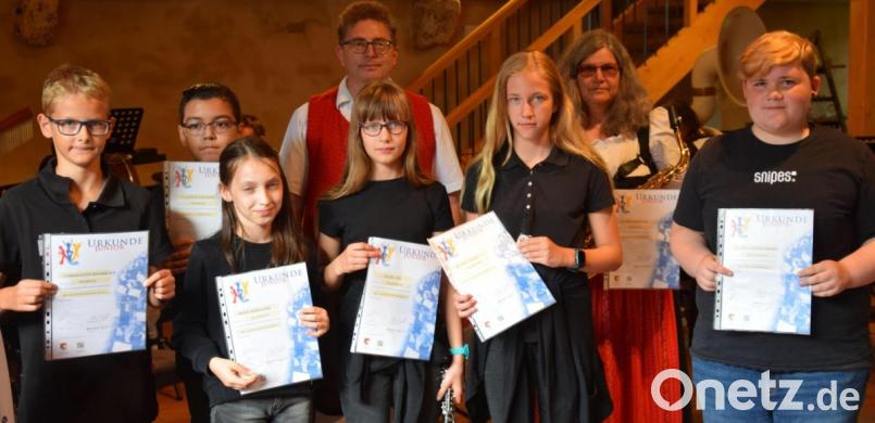 Elf Musiker aus der Nachwuchsgruppe der Blaskapelle St. Ägidius schaffen auf Anhieb das Juniorabzeichen des Nordbayerischen Musikbunds. Dazu gratuliert Blaskapellen-Vorsitzender Richard Fischer (hinten Mitte). Bild: bö