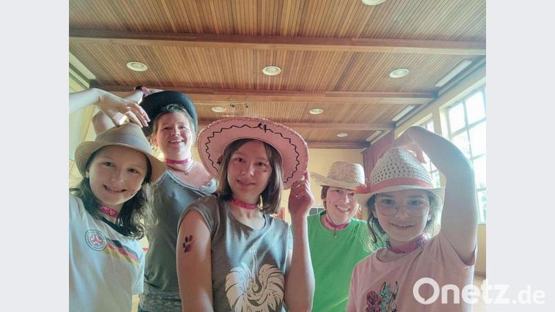 Geschmückt mit Glitzertattoos und Halsband. Bild: OWV Griesbach/exb
