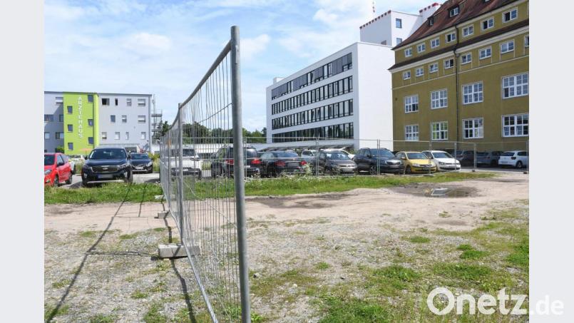 Der Boden ist verunreinigt. Und das wiederum verzögert die Arbeiten für den Neubau der Kinder- und Jugendpsychiatrie des Bezirks auf dem Gelände des ehemaligen Sportplatzes des Augustiner-Seminars, das inzwischen zum Areal des Weidener Klinikums gehört. Bild: Gabi Schönberger