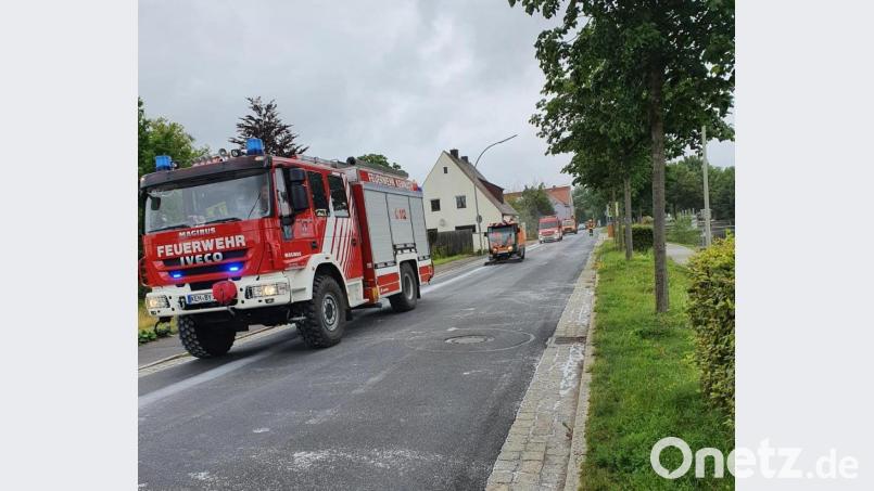 Einen Kilometer zog sich die Spur, verursacht durch Motoröl, durch Kemnath. Im Einsatz war die Feuerwehr Kemnath und der städtische Bauhof mit der Kehrmaschine. Bild: mde