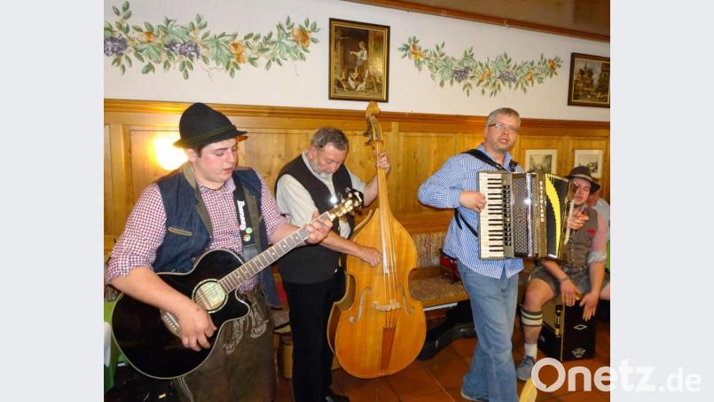 Musikanten spielen zünftig auf bei &quot;Rieden singt und musiziert&quot;, einer gern besuchten Veranstaltung des Heimatvereines. Archivbild: Albert Kräuter/exb