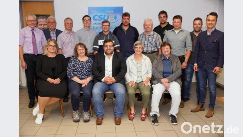 Der neu gewählte Vorstand der CSU Immenreuth: Sitzend (von links) Sabrina Schmidt, Birgitt Bayer, Bürgermeister Thomas Kaufmann, Maria Frauenholz und Christa Dötterl. Stehend von links: Lothar Porst, Josef Hecht, Matthias Melzner, Daniel Schmidt, Michael Dötterl, Christian Wolf, Albert Melzner, Andreas Popp, Johannes Frauenholz, Bernhard Schmid und Bernhard Söllner. Bild: bkr