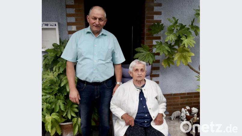 Maria Haas nimmt die Glückwünsche des Zweiten Bürgermeisters Franz Weiß entgegen. Bild: gri