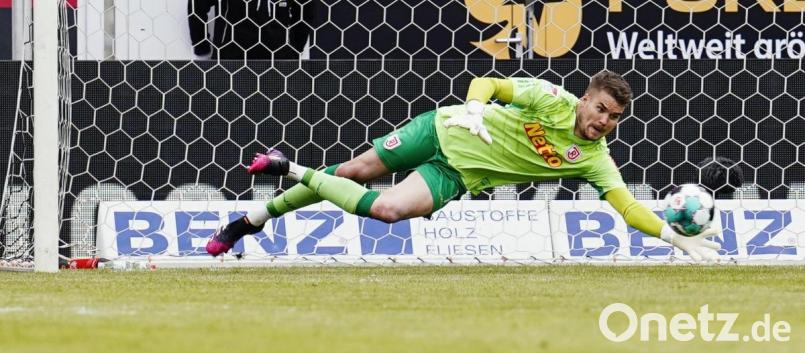 Da ist kein Vorbeikommen: Jahn-Torwart Alexander Meyer hat den Regensburger Kasten in der aktuellen Spielzeit in drei Partien noch sauber gehalten. Archivbild: Uwe Anspach/dpa