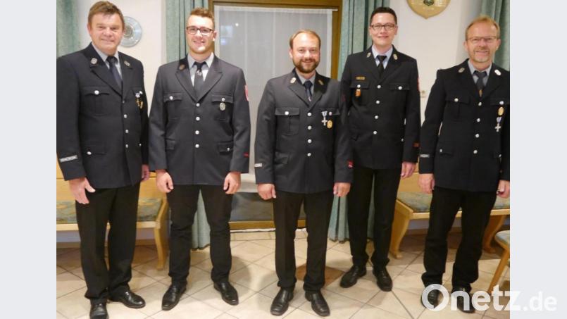 Die Feuerwehr Pursruck hat neue Kommandanten (von links): Vorsitzender Erich Deichl, Zweiter Kommandant Martin Heinrich, der neue Kommandant Günther Rumpler, Kreisbrandmeister Armin Daubenmerkl und Reinhard Biehler. Bild: Katharina Biehler/exb
