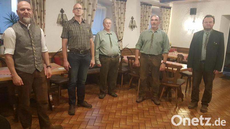 Die Kreisgruppe Vohenstrauß des Landesjagdverbandes Bayern ehrte treue Mitglieder für 20-, 40- und 50-jährige Treue. Der Vorsitzende Christian Ertl (rechts) und sein Stellvertreter Sascha Freymann führten die Ehrungen durch. Bild: gi