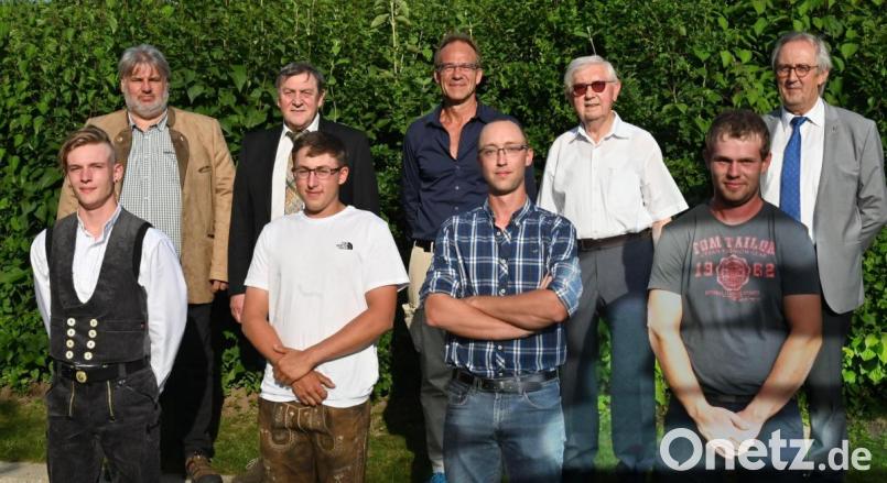 Die Prüfungsbesten der Bauinnungen Amberg und Amberg-Sulzbach (vorne von links): Thomas Raß, Lukas Reitinger, Sebastian Bauer und Robert Wagner. Hintere Reihe von links: Innungsobermeiste Wolfgang Hummel, Kreishandwerksmeister Hans Weber, Bernd Kopp (Bau-Innung Sulzbach-Rosenberg), Josef Meier, Seniorchef der Meier Betonwerke in Lauterhofen, und stellvertretender Landrat Franz Mädler. Bild: gf
