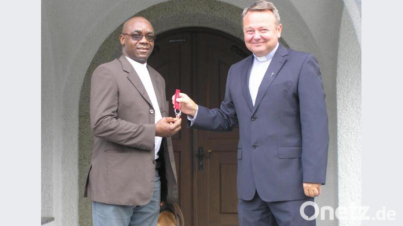 Mit der Schlüsselübergabe für den Pfarrhof von Pfarrer Josef Waleszczuk (rechts) an Pfarrvikar Paul Ezenwa im September 2019 schien die Seelsorge der Pfarrei Neusorg nach dem Ruhestand von Pfarrer Hans Riedl gesichert. Nun wurde der Priester nach Teisnach im Bayerischen Wald abberufen. Archivbild: öt