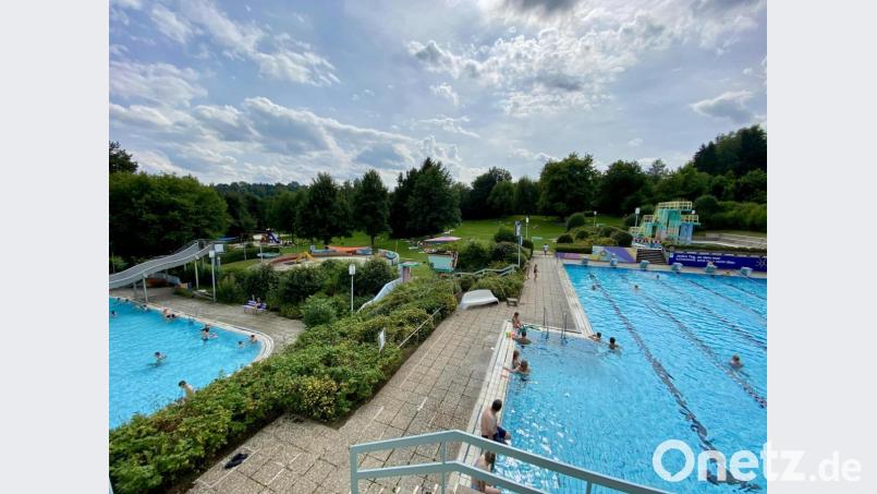 Beginnen soll die Sanierung mit dem Nichtschwimmerbecken (links im Bild); dieses soll etwa um die Hälfte verkleinert werden. Für die Sprungtürme (rechts) wird es voraussichtlich keinerlei Förderung geben; ob sie auf Dauer bleiben können, ist somit fraglich. Bild: Eichl