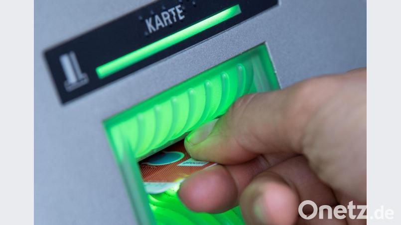 Auch an Geldautomaten hob der Täter vom Konto der Amberger Seniorin viel Geld ab. Symbolbild: Fabian Sommer/dpa