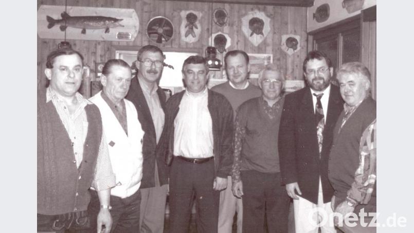 Aktive des Heimatvereines im Jahre 1995 – mit Erhard Richthammer (Festwirt des Vilstalfestes), Viktor Geck, Leo Pongratz, dem damaligen Bürgermeister Gotthard Färber, Heinz Müller, Richard Holler, Ingo Frohmader (damals 1. Vorsitzender des Heimatvereines) und Adolf Fleischmann (von links). Archivbild: Heimatverein Rieden/exb