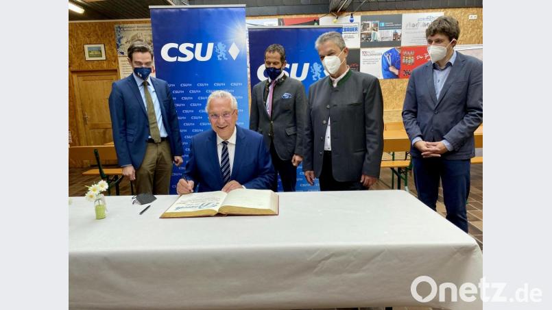 Die Bürgermeister Andreas Wutzlhofer und Uli Münchmeier (rechts) nutzen die Gelegenheit, dem Minister und den beiden Abgeordneten Albert Rupprecht und Stephan Oetzinger das Goldene Buch der Stadt vorzulegen. Bild: Eichl