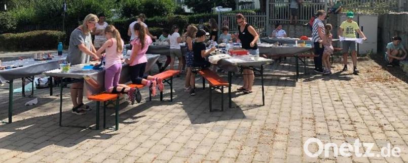 Im Schatten der Kastanien auf dem Festplatz gestalteten die Kinder ihre Taschen und Shirts. Bild: Kunst- und Kulturverein Erbendorf e.V./Norina Frischholz/exb