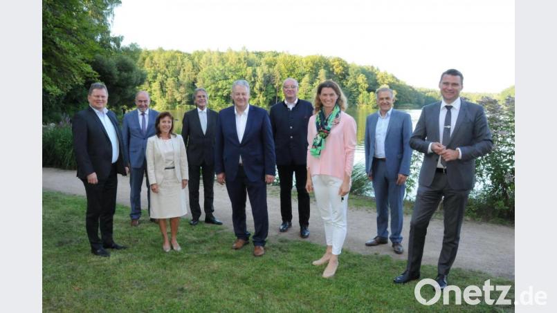 Die Landräte um Bezirkssprecher Richard Reisinger (Fünfter von links) sowie Regierungspräsident Axel Bartelt (Vierter von links) hießen die künftige Geschäftsführerin des Bayerischen Landkreistags, Andrea Degl (Dritte von links), in ihrer Mitte willkommen. Bild: Christine Hollederer/exb