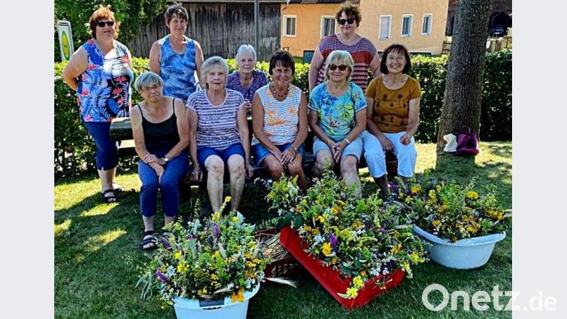 Die Mitglieder des Frauenbund binden 60 Kräuterbüschel und erzielten damit eine stattlich Spende. Bild: zer zer
