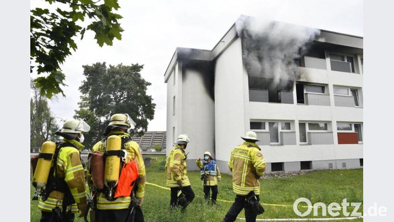 Circa 150.000 Euro beträgt der Schaden durch den Brand der Gropius-Wohnungen in der Rosenthalstraße. Nach den Löscharbeiten am Nachmittag musste die Feuerwehr in der Nacht ein zweites Mal anrücken. Bild: Petra Hartl