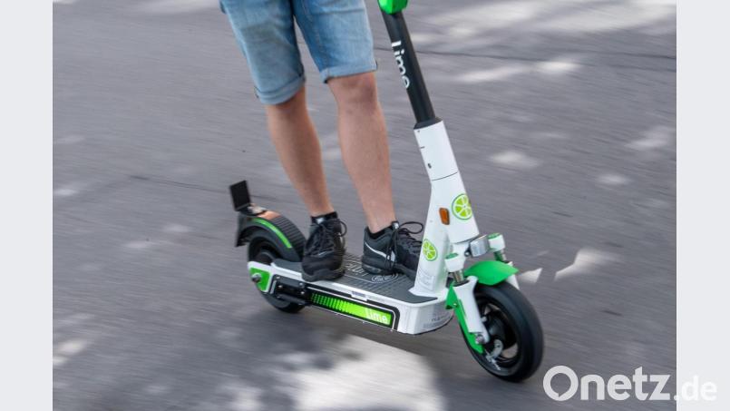Ein E-Scooter ist in Regensburg auf den Gleisen gelandet. Symbolbild: Fabian Sommer/dpa