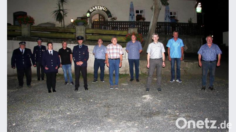 Vorsitzender Hubert Schedl und Kommandant Andreas Zölch (von links) bedankten sich bei langjährigen Vereinsmitgliedern für ihre Treue zur Feuerwehr Falkenberg. Bild: wro