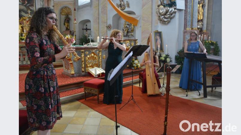 Das Ensemble „I Zefiretti“ gab am Sonntagnachmittag ein gut einstündiges Barockkonzert in der Bad Neualbenreuther Pfarrkirche. Mit dabei waren (von links) Mina Voet, Beate Hariades, Susanne Kaiser und Regina Frank. Bild: jr