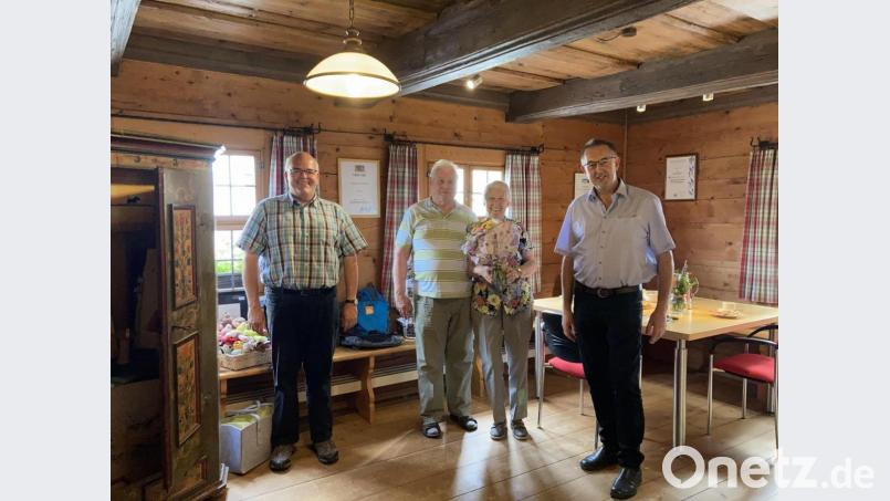 Horst und Irene Müller (Mitte) haben schon 35 Mal ihren Urlaub in Bad Neualbenreuth verbracht. Dafür bedankten sich Bürgermeister Klaus Meyer (links) und der Vorsitzende des Tourismusvereins Bad Neualbenreuth/Sibyllenbad, Alfons Schnurrer. Bild: Gäste-Info Bad Neualbenreuth/exb