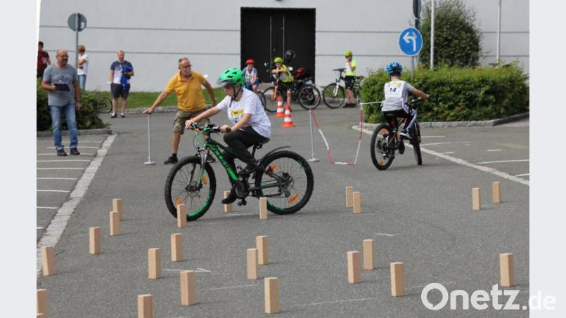Rum um die Hölzchen: Der Fahrradparcour erforderte Geschick und Konzentration. Bild: Christoph Fröhlich/exb