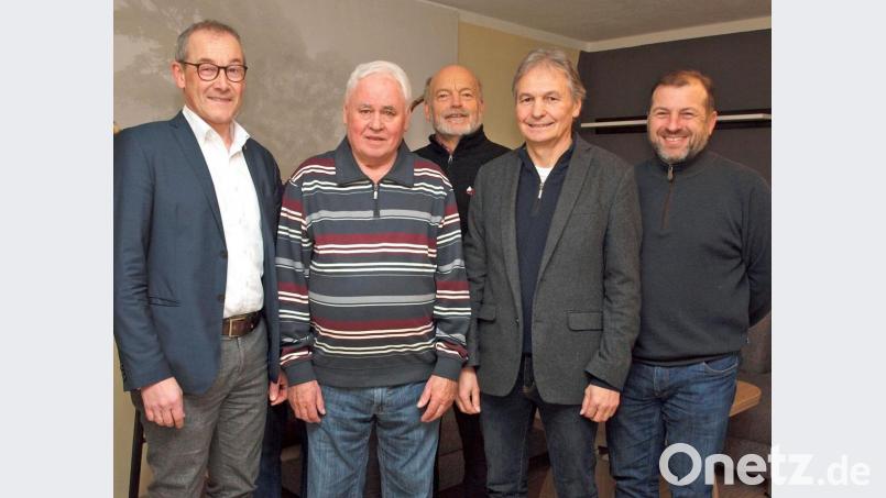 Zwei ehemalige sowie er aktuelle Vorsitzende des Heimatvereines auf einem Foto – und Vertreter des Marktes Rieden. Von links: 1. Bürgermeister Erwin Geitner, Ehrenvorsitzender Adolf Fleischmann, 2. Vorstand Werner Meiler, 2. Bürgermeister Josef Weinfurtner, 1. Vorstand Hubert Haas. Bild: Manfred Fleischmann/exb