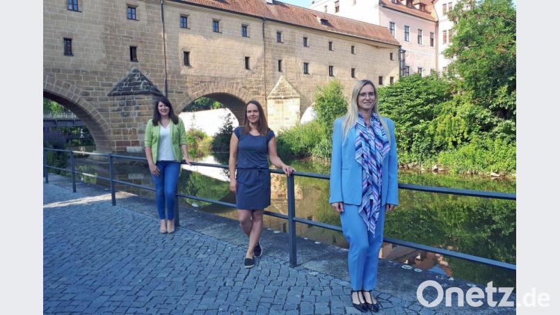 Sie arbeiten im Bereich der Jugendhilfeplanung zusammen (von links): Nadine Gräml (Stadt Amberg), Julia Schötz (Landkreis Amberg-Sulzbach) und Sibylle Vinzens vom Jugendamt der Stadt Amberg. Bild: Sabine Schröther/exb